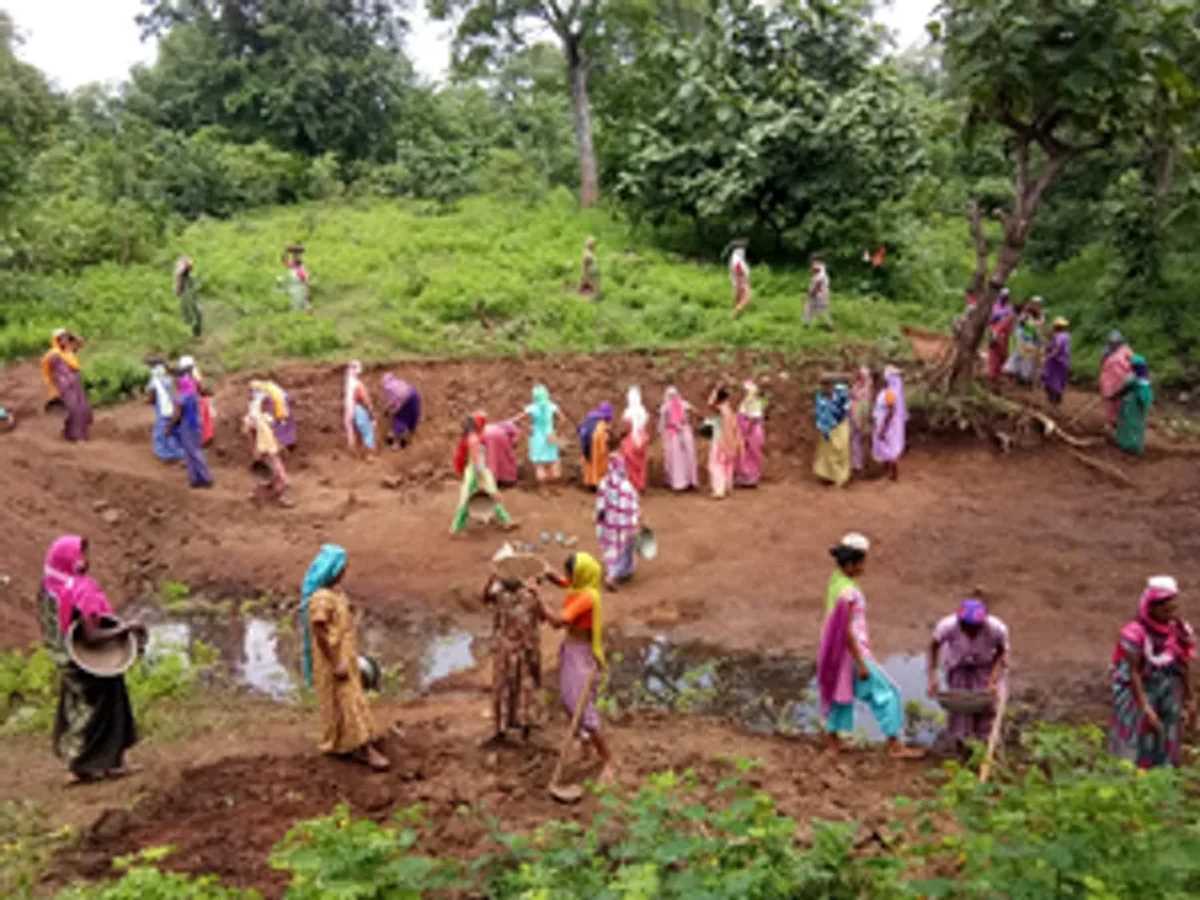 मनरेगा के तहत काम की मांग में गिरावट क्यों आ रही है?